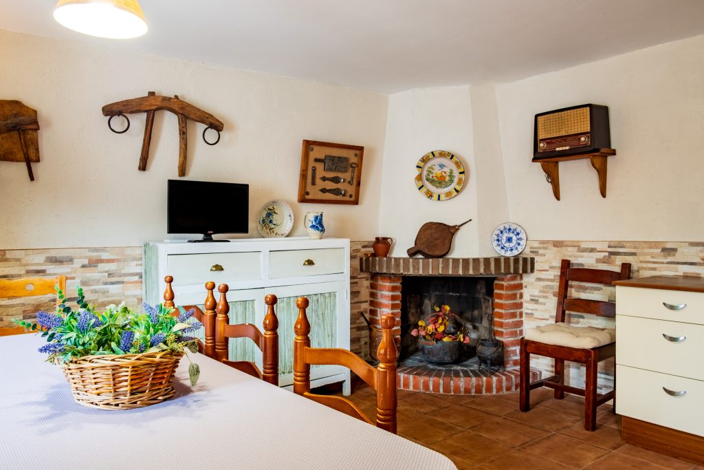 Bodega tradicional con chimenea en Casa Rural Obdulia.