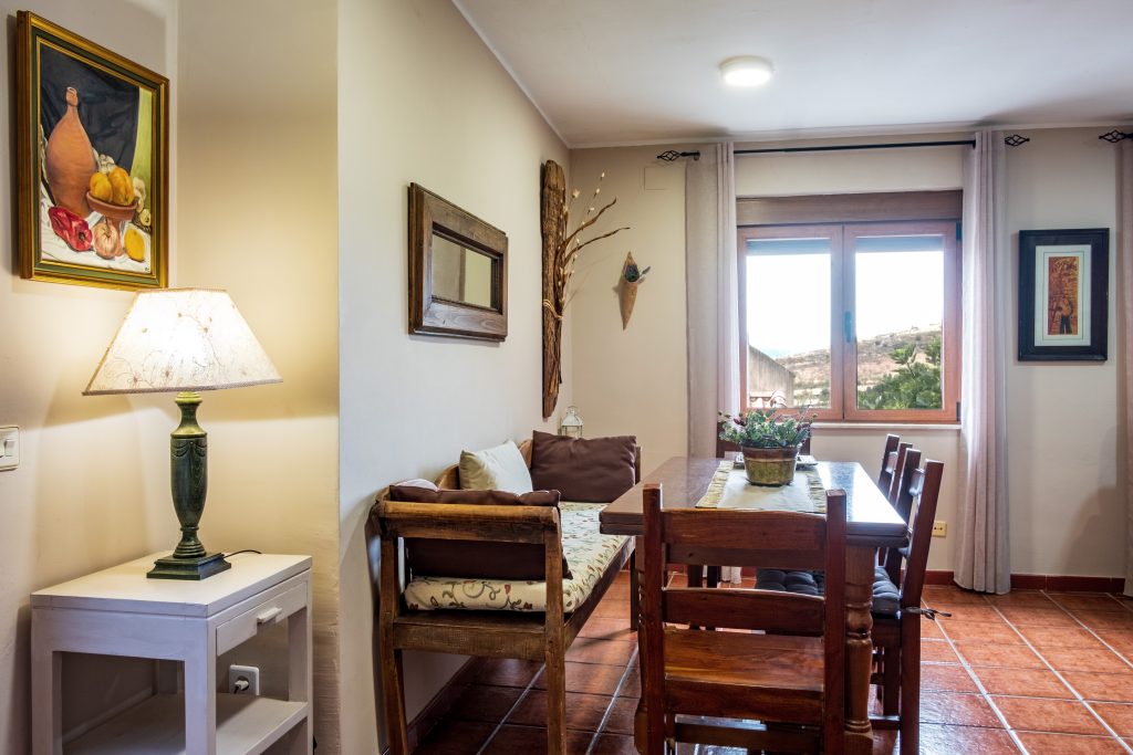 Salón con chimenea de Casa Rural Obdulia en Vilvestre.