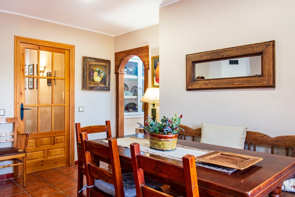 Salón con chimenea de Casa Rural Obdulia en Vilvestre.