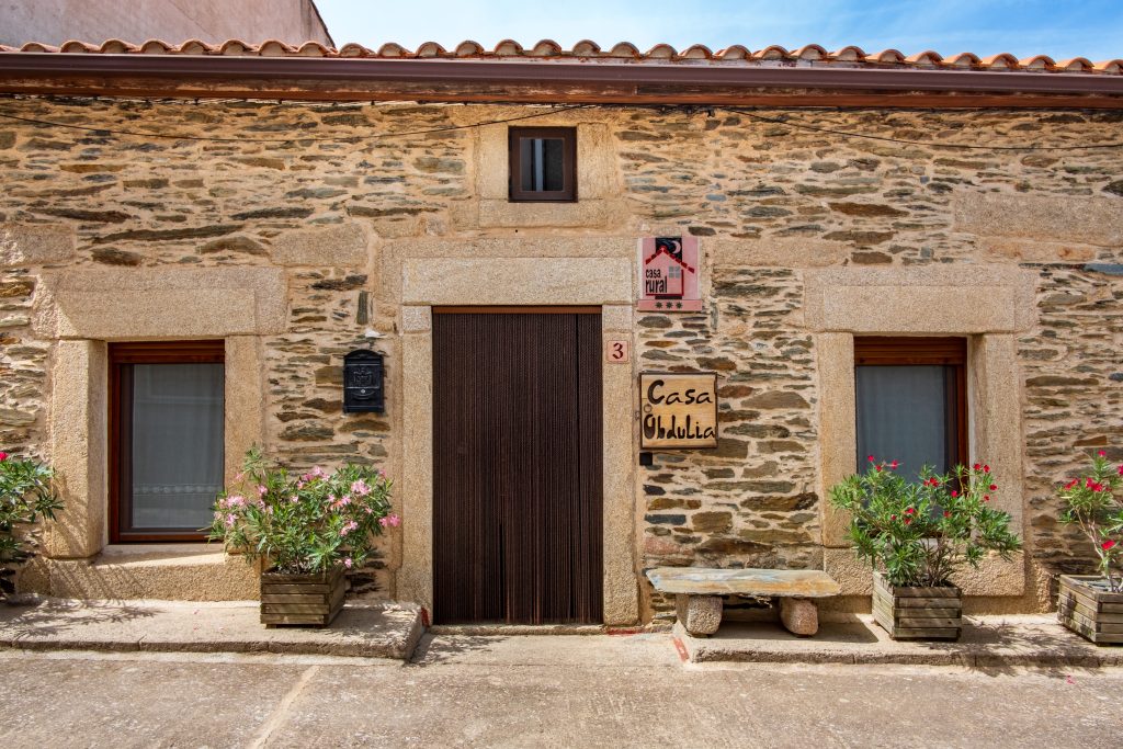 Fachada de piedra de Casa Rural Obdulia en Vilvestre.