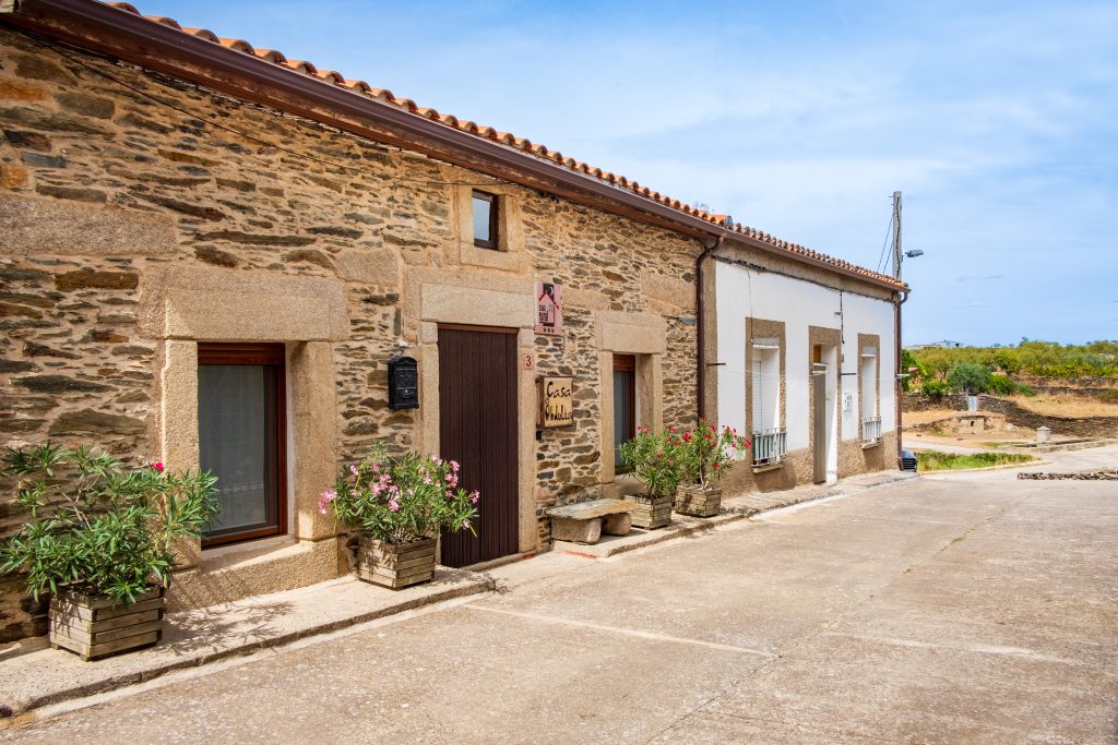 Fachada de piedra de Casa Rural Obdulia en Vilvestre.