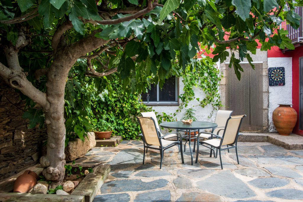 Patio con barbacoa de Casa Rural Obdulia.
