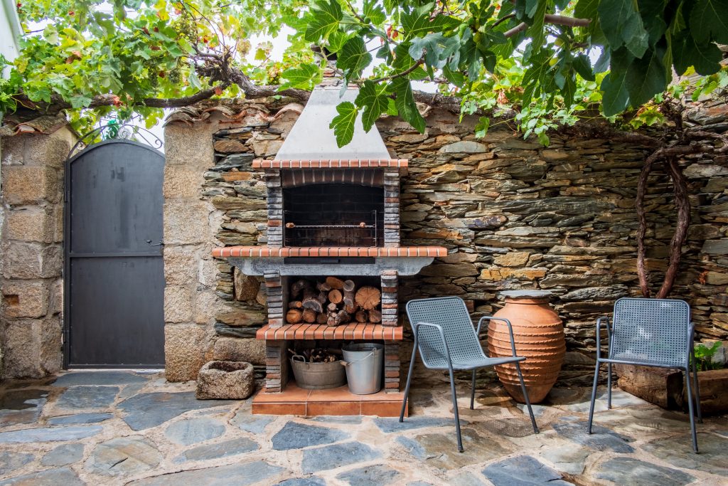 Patio con barbacoa de Casa Rural Obdulia.