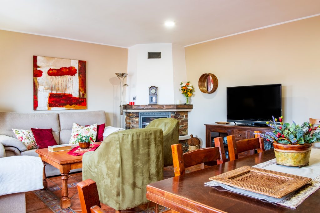 Salón con chimenea de Casa Rural Obdulia en Vilvestre.