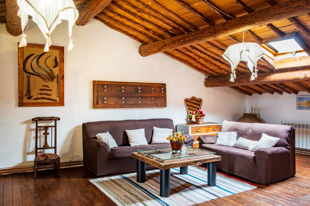 Salón buhardilla de Casa Rural Obdulia en Vilvestre.